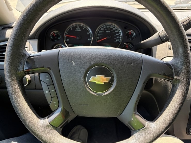 2014-chevrolet-tahoe-image-27