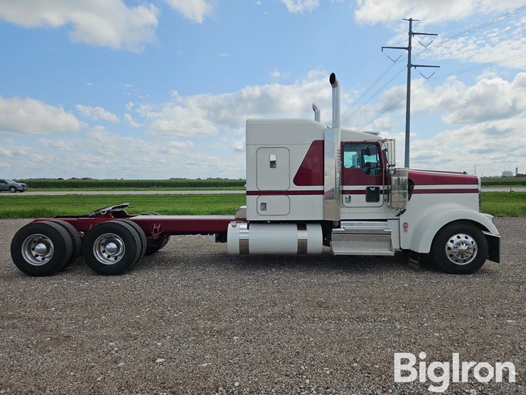 2024-kenworth-w900-image-4