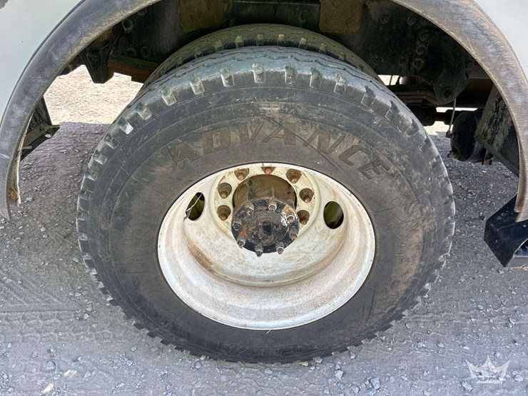 2019-freightliner-m2-106-image-44