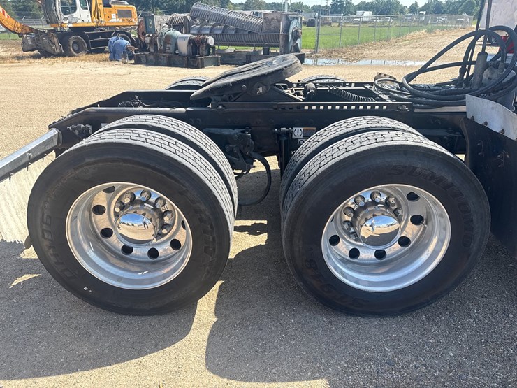 2021-peterbilt-389-image-11