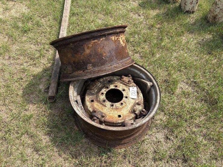 allis-chalmers-d15-rear-wheel-rims---rough-shape-image-4