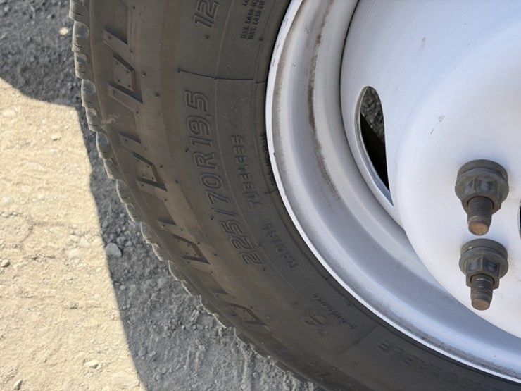 2017-ford-f550-image-15
