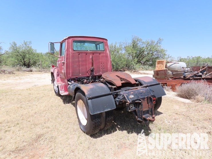 1973-ford-tractor-image-3