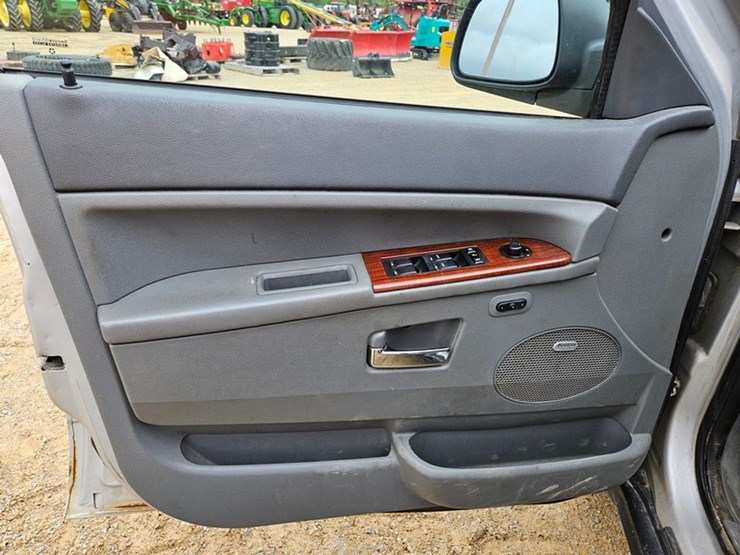 #60-•-2007-jeep-sport-utility-sedan-image-23