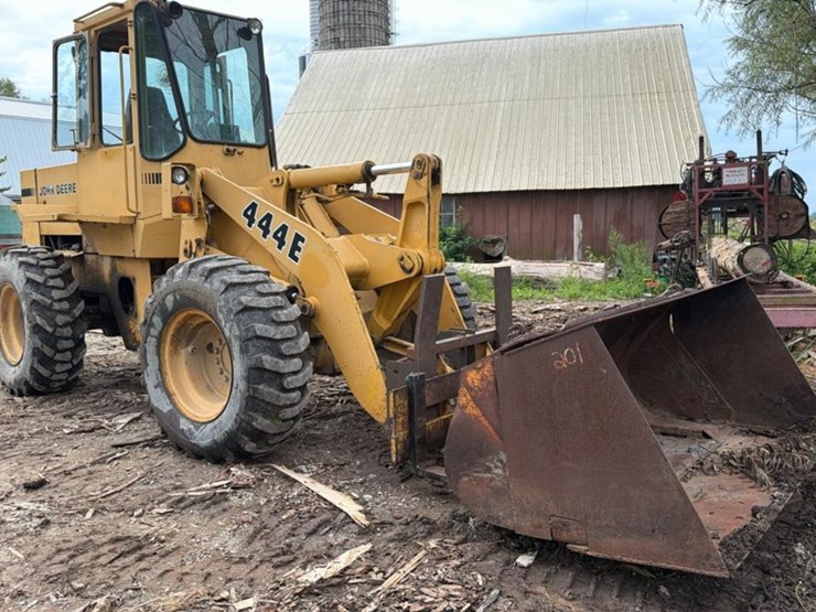 1990-deere-444e-image-2