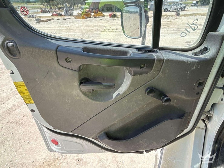 2019-freightliner-m2-106-image-10
