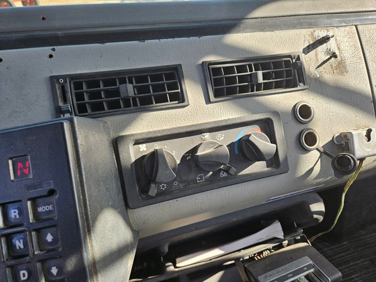 2002-freightliner-fl80-image-62
