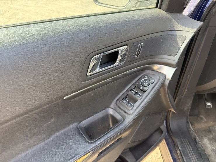 2015-ford-explorer-image-22