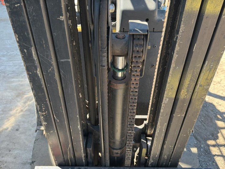 #1355-•-2004-yale-glc040-forklift-image-13