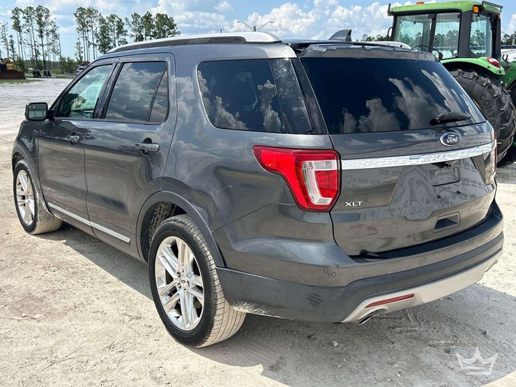 2016-ford-explorer-xlt-image-3