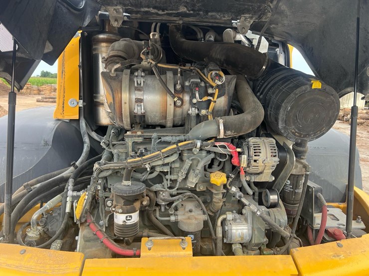 2020-deere-344l-image-31