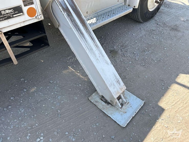 2019-freightliner-m2-106-image-36