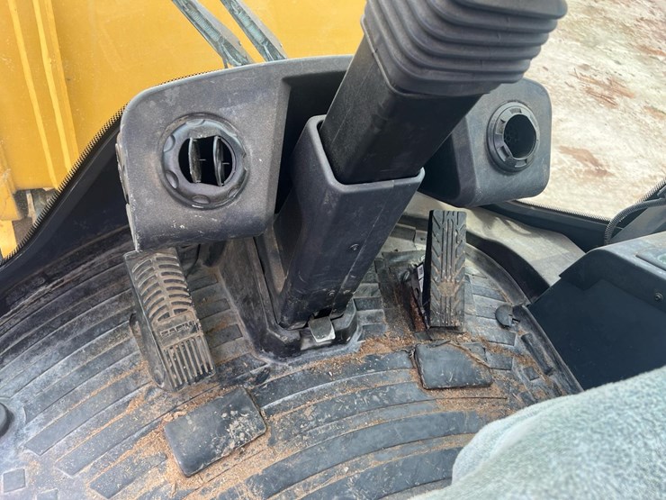 2020-deere-344l-image-50