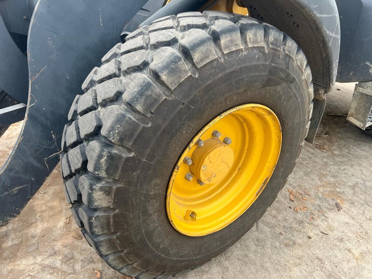 2020-deere-344l-image-30