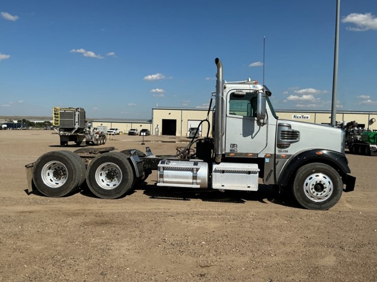 2015-freightliner-coronado-122-sd-image-4