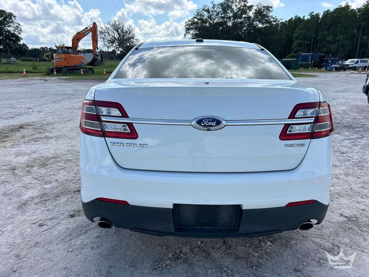 2017-ford-taurus-sedan-image-25