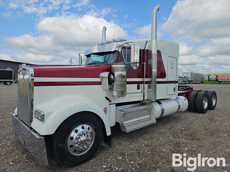 2024-kenworth-w900-image-1
