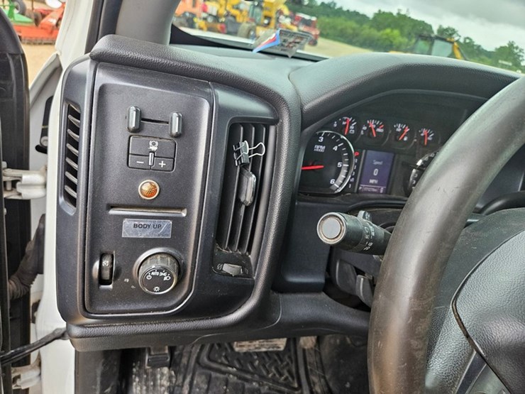 2016-chevrolet-3500-image-21