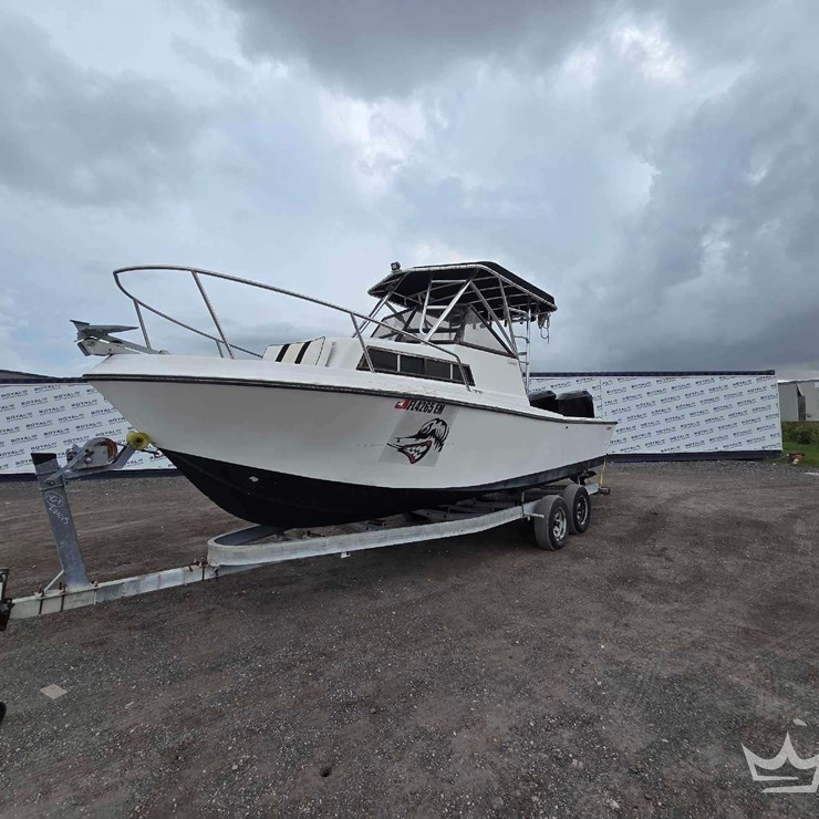 1980 23ft Mako M238 Boat w/ 25ft T/A Boat Trailer