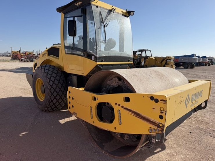 2022-bomag-bw213d-5-image-4
