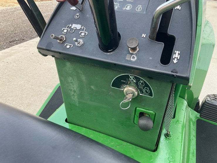 john-deere-332-image-15