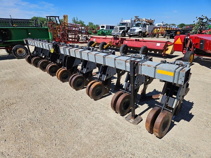 #80-•-hiniker-3pt-8-row-30"-cultivator-image-1
