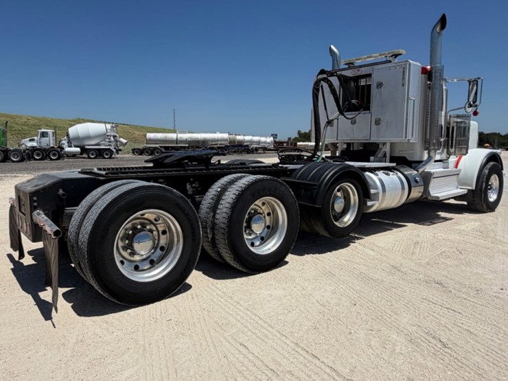 2020-peterbilt-389-image-5