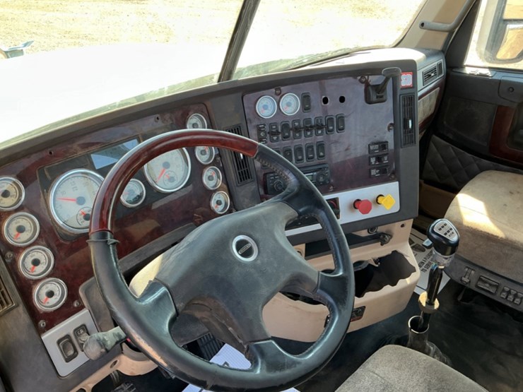 2015-freightliner-coronado-122-sd-image-21