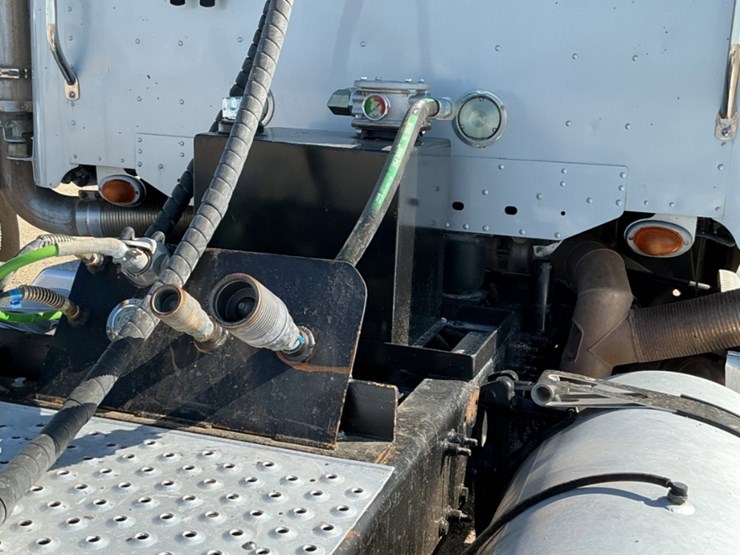 2015-freightliner-coronado-122-sd-image-18