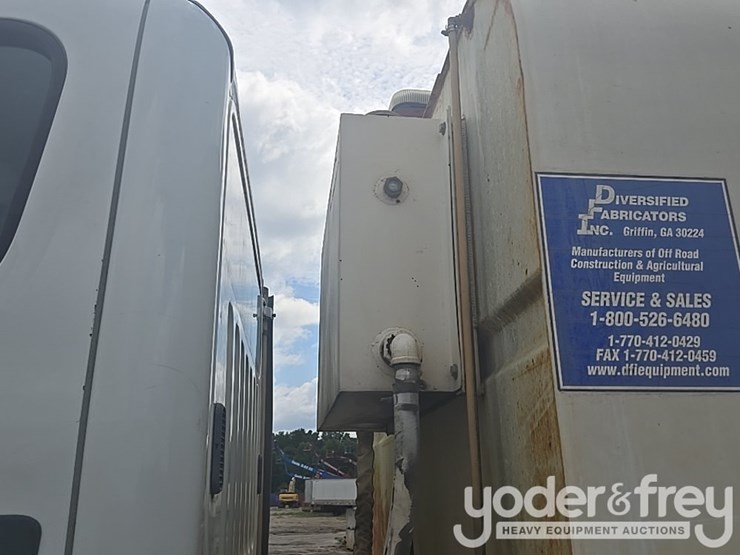 2013-freightliner-m2-106-image-23