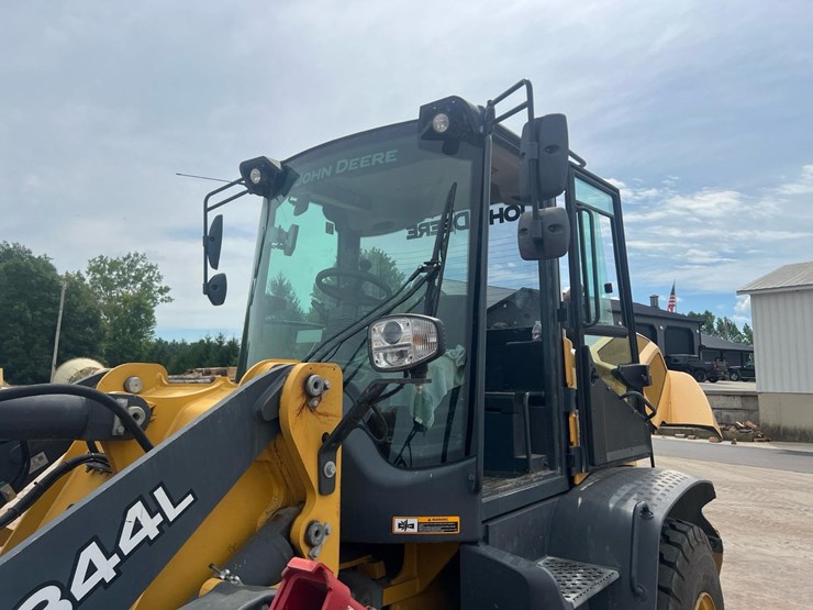 2020-deere-344l-image-51