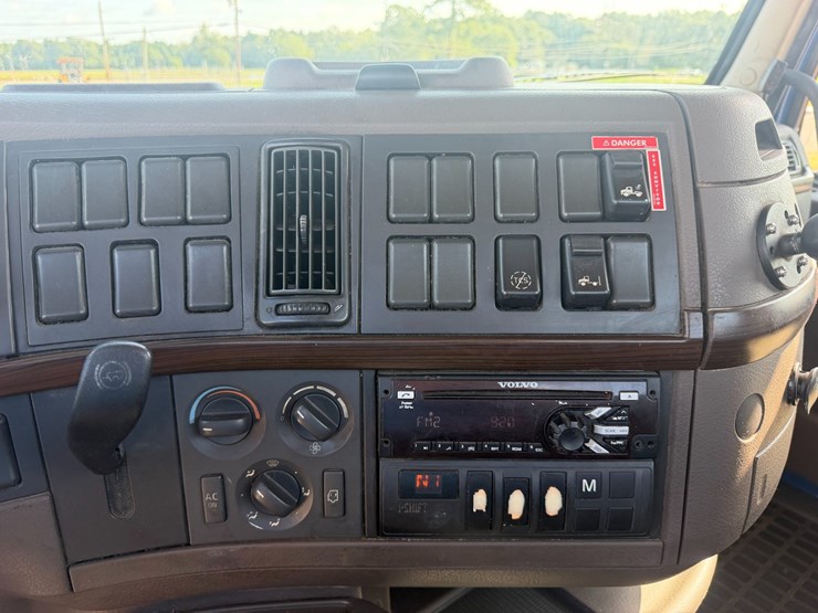 2017-volvo-vnl42t300-image-15