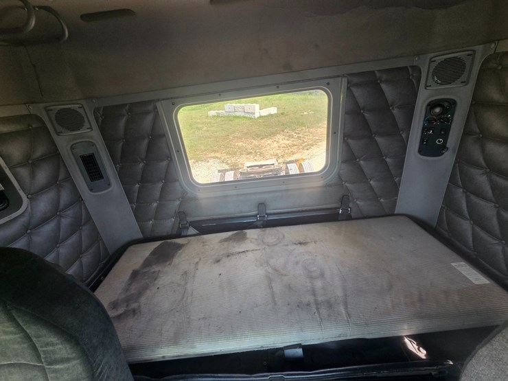 2017-freightliner-122sd-image-63