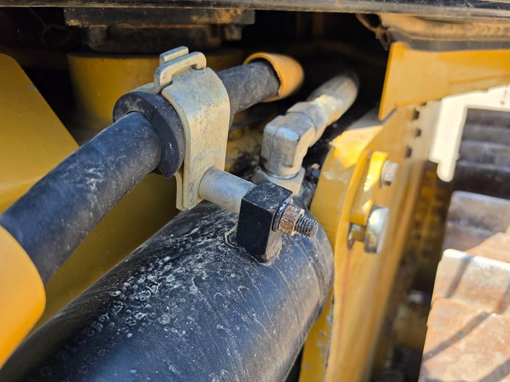 2016-caterpillar-d6k2-lgp-image-65