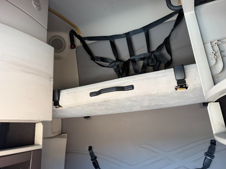 2016-volvo-vnl64t670-image-14
