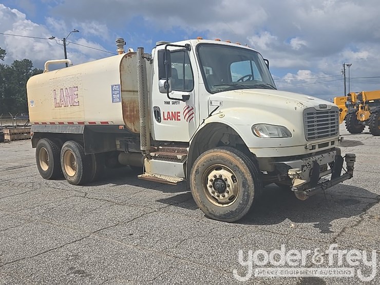 2013-freightliner-m2-106-image-7