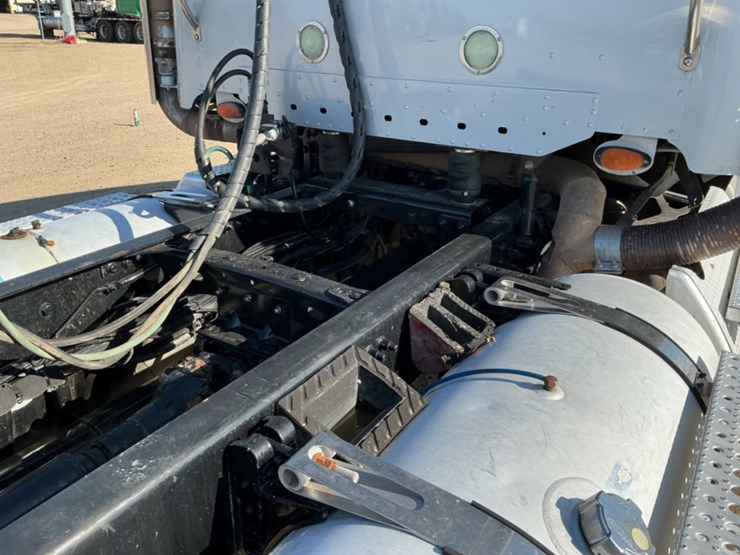 2012-freightliner-coronado-122-sd-image-18