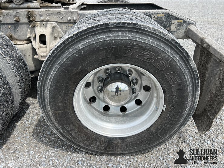 2019-peterbilt-384-image-10