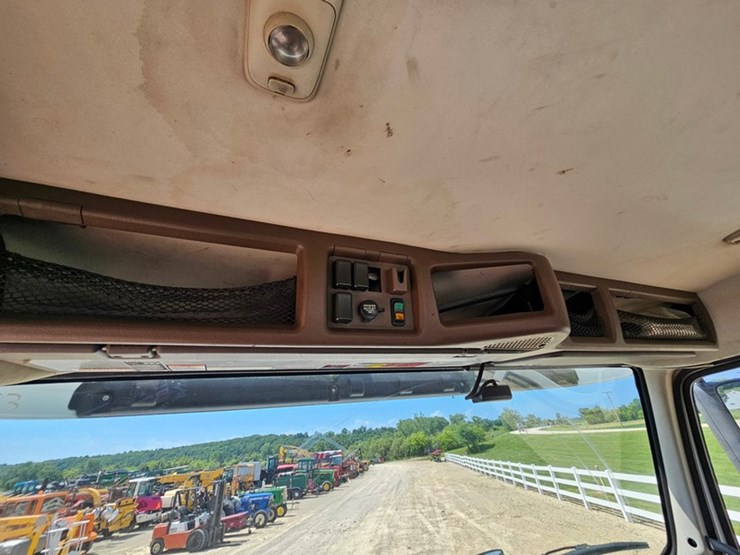 #65-•-2012-volvo-vnl-day-cab-tandem-axle-semi-tractor-image-58