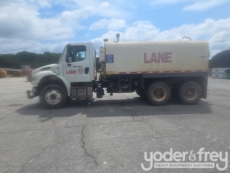 2013-freightliner-m2-106-image-2