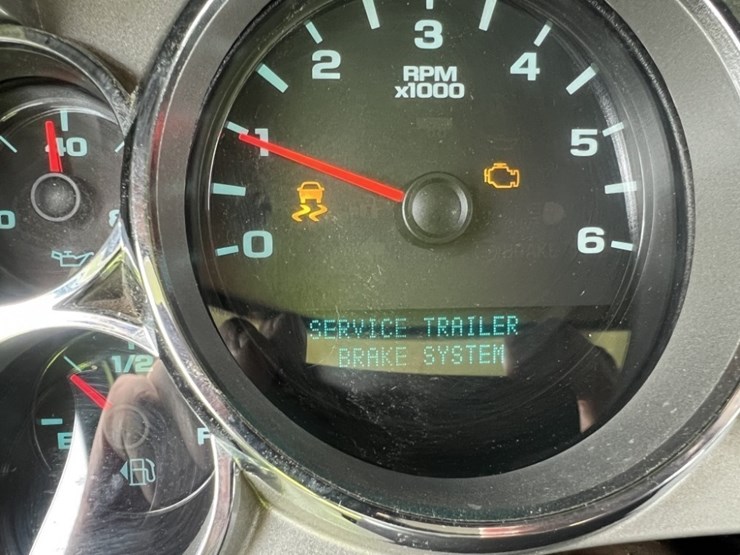 2014-chevrolet-silverado-3500-image-33