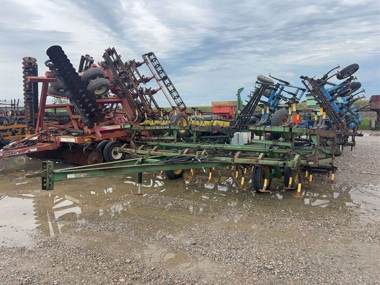 john-deere-field-cultivator,-c-shank,-5-bar-harrow,-25ft-image-1