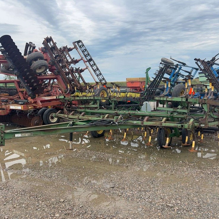 John Deere Field Cultivator, C-Shank, 5 Bar Harrow, 25ft