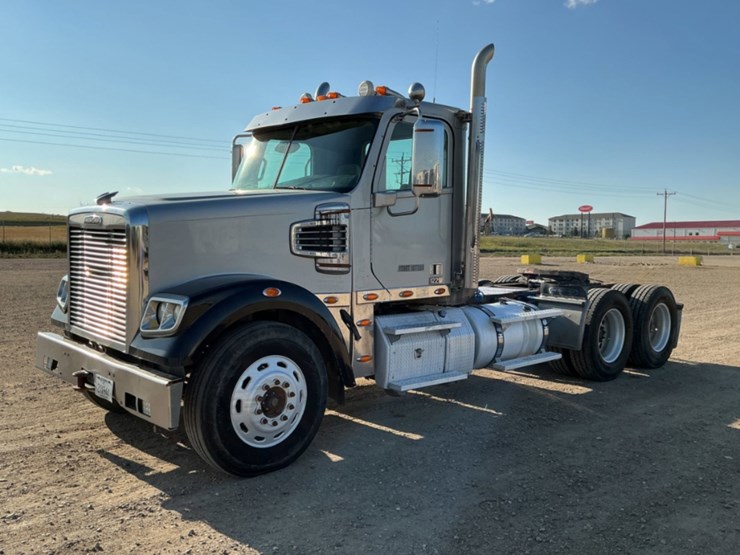 2015-freightliner-coronado-122-sd-image-1