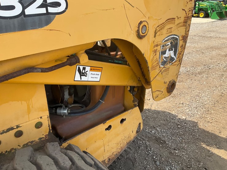 john-deere-325-image-15