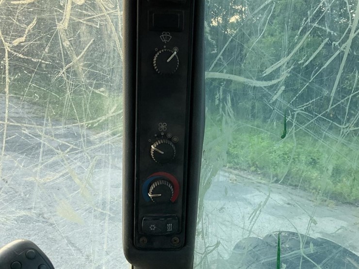 2006-deere-648g-iii-image-31