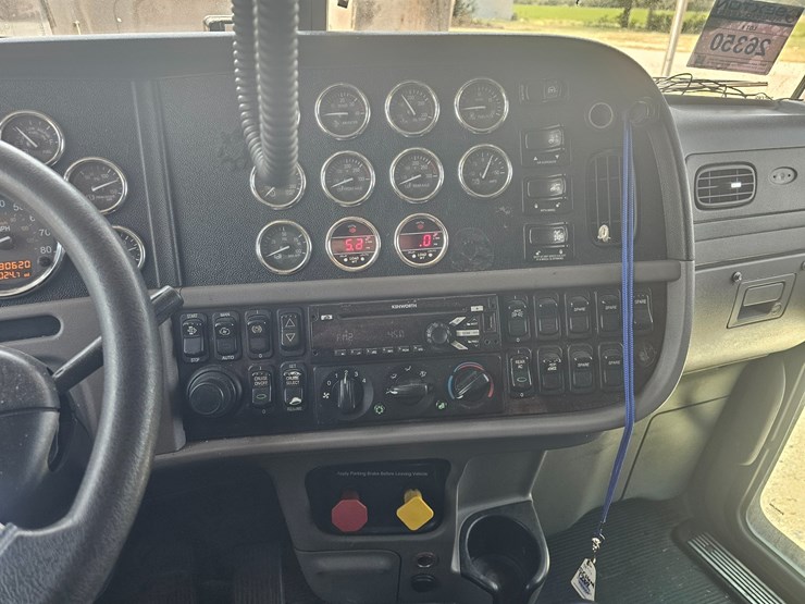 2015-peterbilt-386-image-50