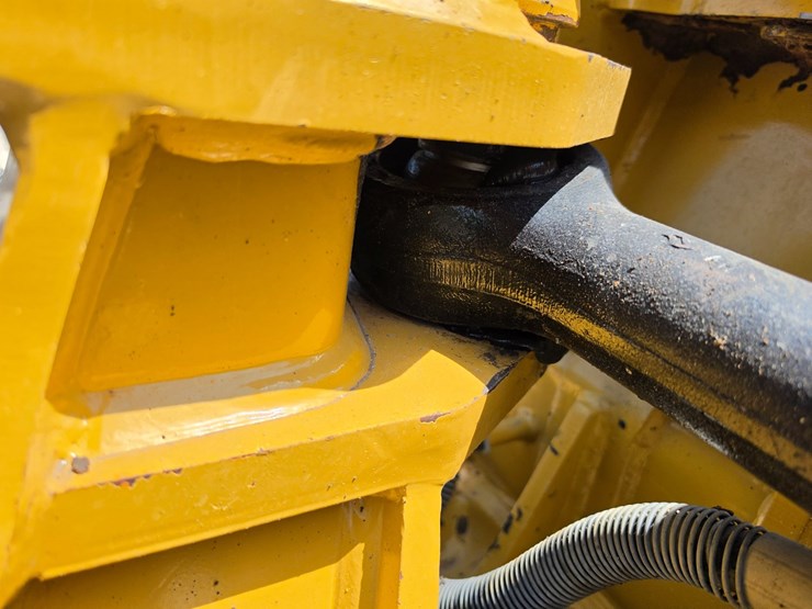2016-caterpillar-d6k2-lgp-image-77