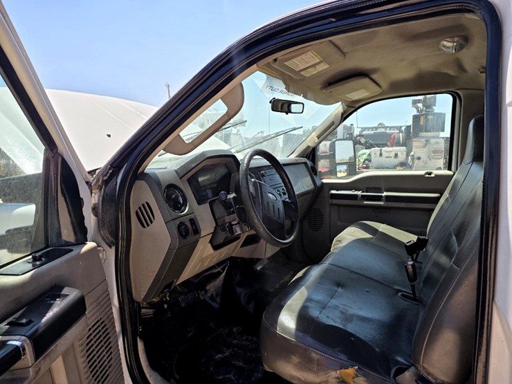 2010-ford-f550-image-3