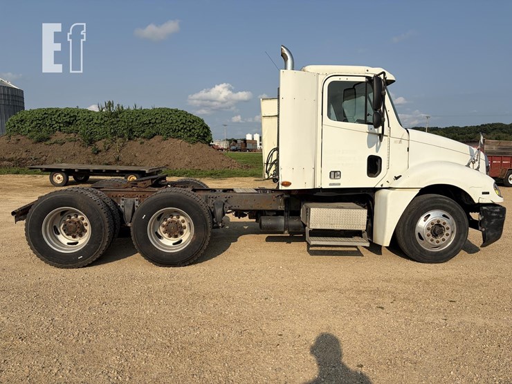 2002-freightliner-columbia-120-image-6